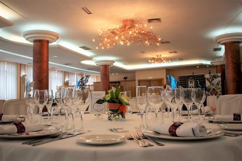 a table with glasses and napkins on top of it at Hotel Helmántico in Villares de la Reina