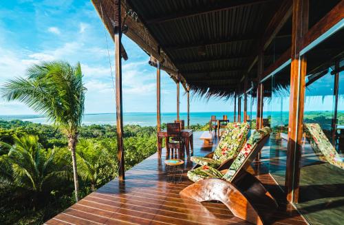 - une vue sur l'océan depuis la terrasse couverte d'une villa dans l'établissement O Céu de Boipeba, à Île de Boipeba