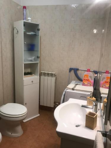 Łazienka z białą toaletą i umywalką w obiekcie La Casa al Bacio w mieście Perugia