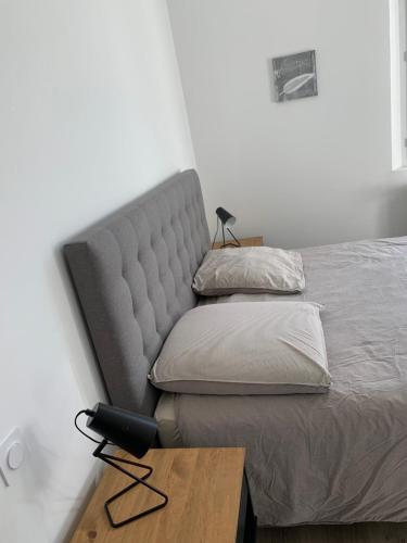 Een bed of bedden in een kamer bij Maison périgueux quartier Barnabé