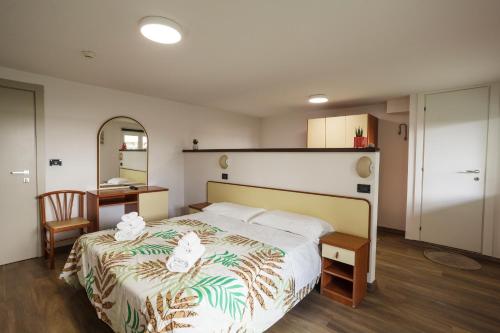 1 dormitorio con 1 cama con toallas en Hotel Paris en Rímini