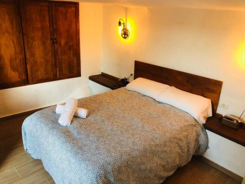 1 dormitorio con 1 cama con 2 toallas en Vivienda Vacacional Tinganar 1501, en La Frontera
