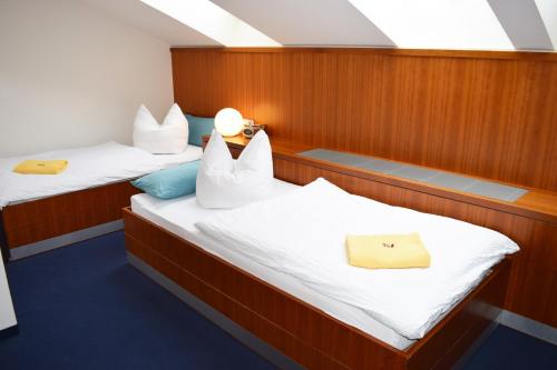 Tempat tidur dalam kamar di Pension Freiraum Guesthouse Berlin