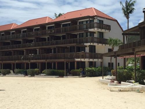 un hotel sulla spiaggia di fronte a un edificio di Your Perfect Beachfront Condo in Paradise - Sapphire Beach a Nazareth