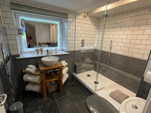 uma casa de banho com um chuveiro, um lavatório e uma banheira em Beautiful Georgian Duplex em Gloucester