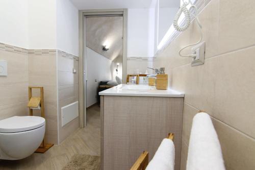 Ένα μπάνιο στο FOUR WHITE APARTMENTS