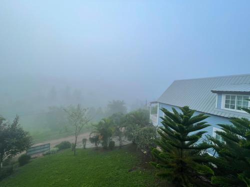 Landskap semula jadi dekat dengan chalet