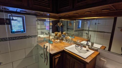 a bathroom with a sink and a large mirror at Ecolodge Vistamar in Los Patos