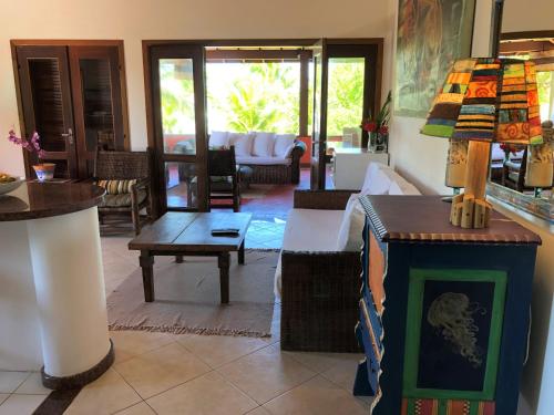 - un salon avec un canapé et une table dans l'établissement Ouro Sobre Azul Apart Hotel, à Arraial d'Ajuda