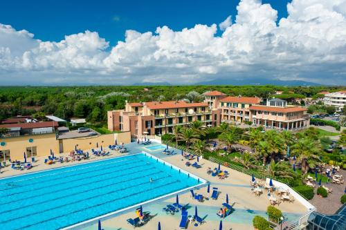 uma vista superior de uma piscina num resort em Continental Resort em Tirrenia