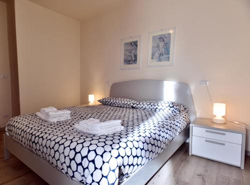 A bed or beds in a room at Casa Caterina - Riva di Solto - Iseo Lake