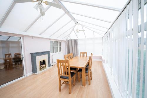 ein Esszimmer mit Tisch und Kamin in der Unterkunft Longley Farm View -spacious 3 Bed Property in Sheffield