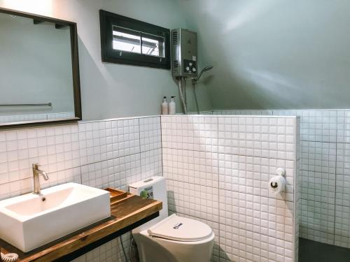 un baño con lavabo e inodoro en Khaokhai Cafe & Resort, en Khao Kho