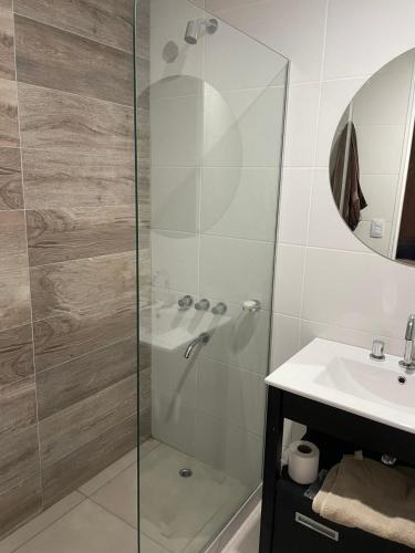 a bathroom with a shower and a sink at Antique Barraca in Concepción del Uruguay