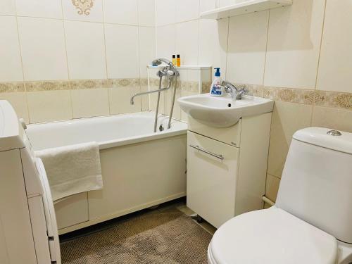 ウフタにあるАпартаменты на Ленинаのバスルーム(トイレ、洗面台、バスタブ付)