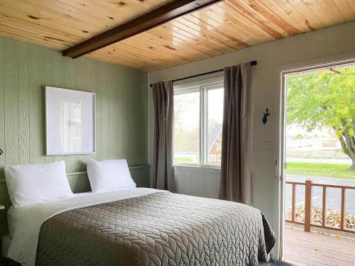Llit o llits en una habitació de The River Hills Motel - Algoma, WI - Near Door County