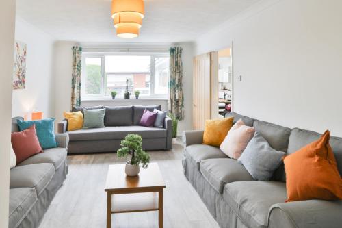 uma sala de estar com sofás e uma mesa em Rumney House em Cardiff