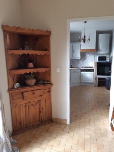 cocina con armario de madera en una habitación en En Beauvoir, en Cormot-le-Grand