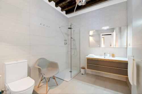 een badkamer met een toilet, een wastafel en een douche bij Urban Rose , Superb private House in historical center, with sunny rooftop in Málaga