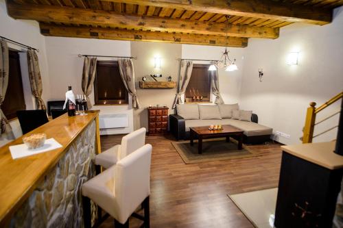 ein Wohnzimmer mit einem Sofa und einem Tisch in der Unterkunft Chaty Ski Telgárt in Telgárt