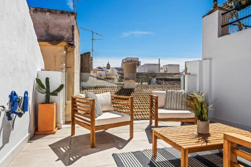 Private Sunny rooftop house in Malaga old town, walk everywhere