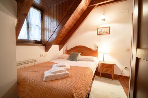 מיטה או מיטות בחדר ב-Mountain Chalet Baqueira Beret