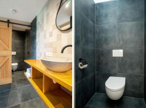 dwa obrazy łazienki z umywalką i toaletą w obiekcie Bed & Wijn - Suite 1 w mieście Staphorst