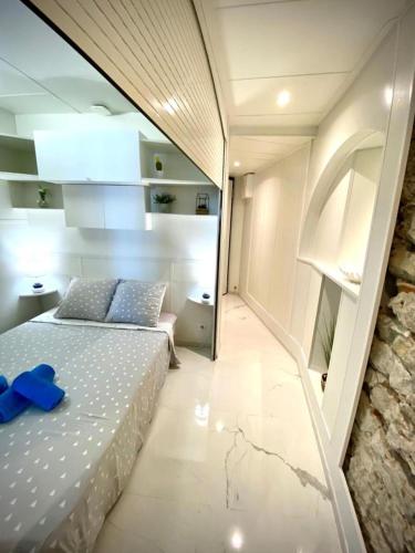 - une chambre dotée d'un lit avec un objet bleu dans l'établissement LE ROCAMARE -Superb-Atypical Sea view-A.C-WIFI, à Nice