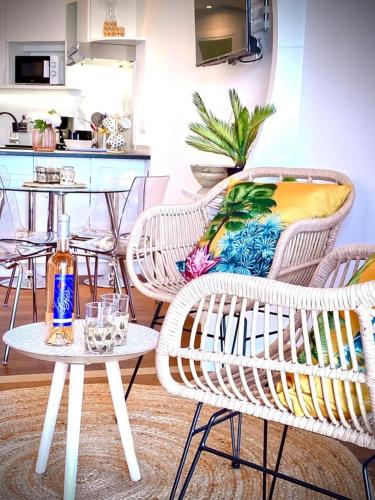 - un groupe de chaises et une table avec une bouteille dans l'établissement LE ROCAMARE -Superb-Atypical Sea view-A.C-WIFI, à Nice