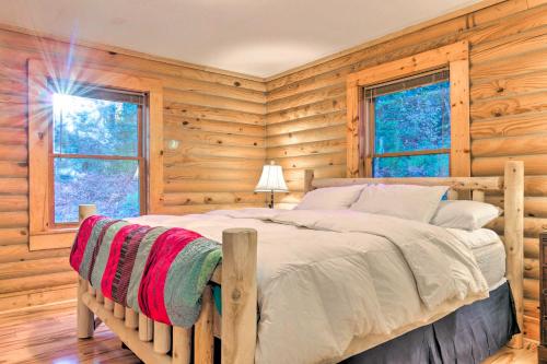 A bed or beds in a room at Cedar Mountain Log Cabin 4 Mi DuPont State Forest