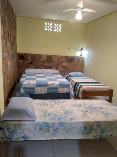 a bedroom with two beds and a ceiling at Antakarana Hospedagem in Lençóis