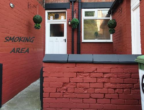 ** Lovely & Cosy well equipped 3 bedroom house perfect for Work/Leisure + free parking & WiFi **