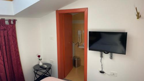 TV o dispositivi per l'intrattenimento presso MADONCA ROOMS & RESTAURANT
