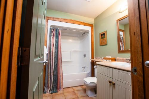 Koupelna v ubytování Rodd Brudenell River Resort