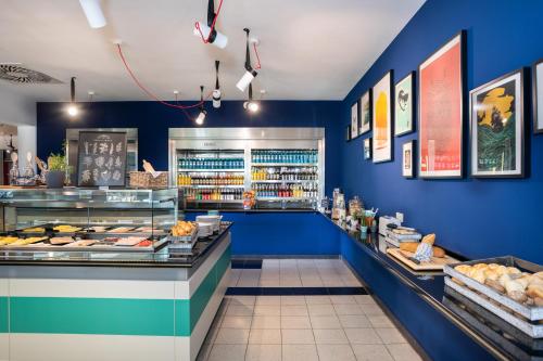 une boulangerie avec des murs bleus et un comptoir dans l'établissement Greet hotel Darmstadt - an Accor hotel -, à Darmstadt