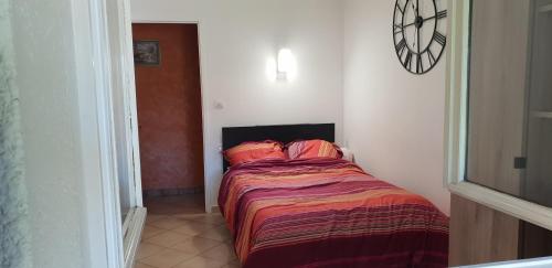 Postel nebo postele na pokoji v ubytování GITE MAISON prox le mans circuit et zoo la fleche a 18kms