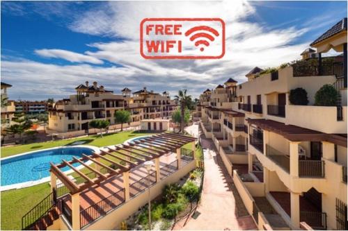 un cartel que lee wifi gratis al lado de un edificio en Rincón de Vera - Ático, en Vera