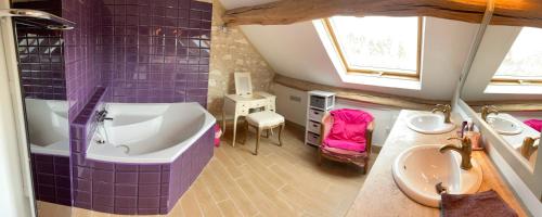TurnyLE GITE DE VERONIQUE,jo 2024的带浴缸和水槽的浴室
