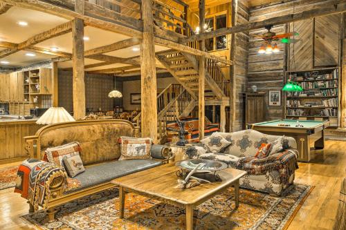 River Access and Mtn Views Cullowhee Lodge!にあるシーティングエリア
