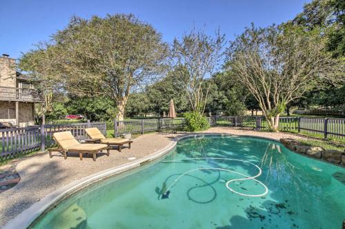 A piscina localizada em Richmond Home with Pool and Guest House ou nos arredores