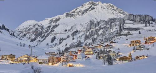 snow covered mountains and a mountain range at Fuxbau in Stuben am Arlberg