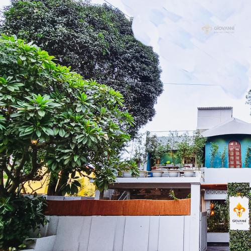Taman di luar Giovanni House