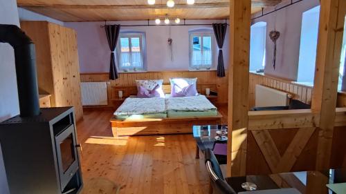 een kleine kamer met een bed en een tv. bij Ferienwohnung Altenstein in Maroldsweisach