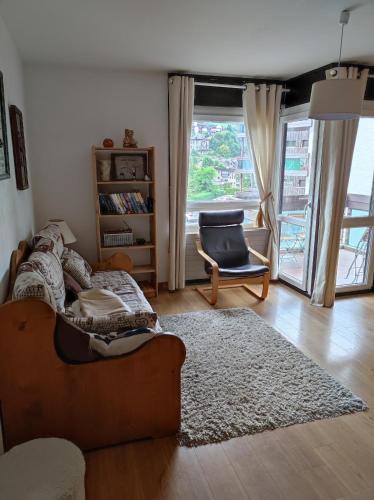 un salon avec un canapé et une chaise dans l'établissement Appartement proche village et remontées mécaniques, à Saint-Gervais-les-Bains