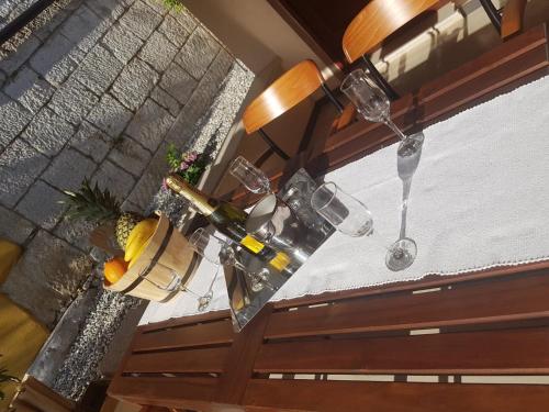 una vista aérea de una mesa con botellas de vino y copas en Casa Ladonja, en Poreč