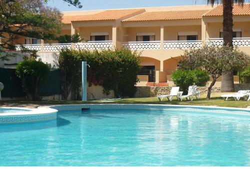 a large swimming pool in front of a building at Apartamentos Mar-Sol Villas in Vilamoura