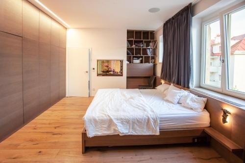 Katil atau katil-katil dalam bilik di Contemporary apartment with fireplace & terrace