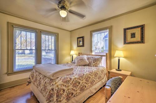 Säng eller sängar i ett rum på Charming Montana Home with Grill 6 Mi to Lake Elmo!