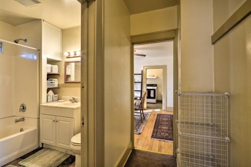 een badkamer met een douche, een toilet en een wastafel bij Charming Montana Home with Grill 6 Mi to Lake Elmo! in Billings