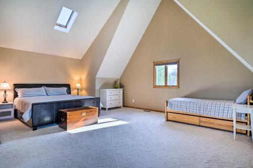 Säng eller sängar i ett rum på Apple Valley Home, Shared Golf Course On-Site